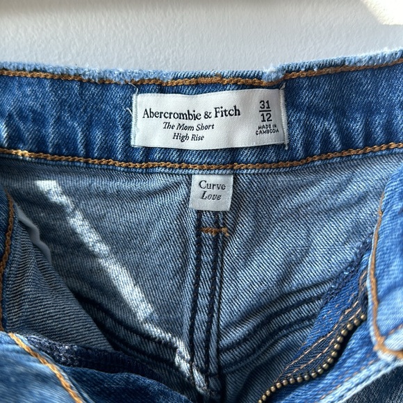 Abercrombie and Fitch The Mom Short High Rise (Curvy Love - Size 31) - Picture 2 of 2